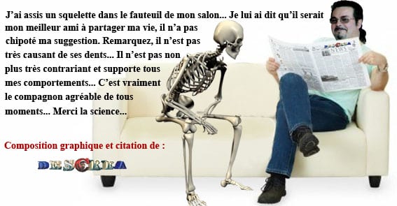 Asis dans le canapé