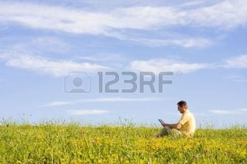 3452219-homme-travaillant-avec-un-ordinateur-portable-dans-une-prairie-de-fleurs (1)