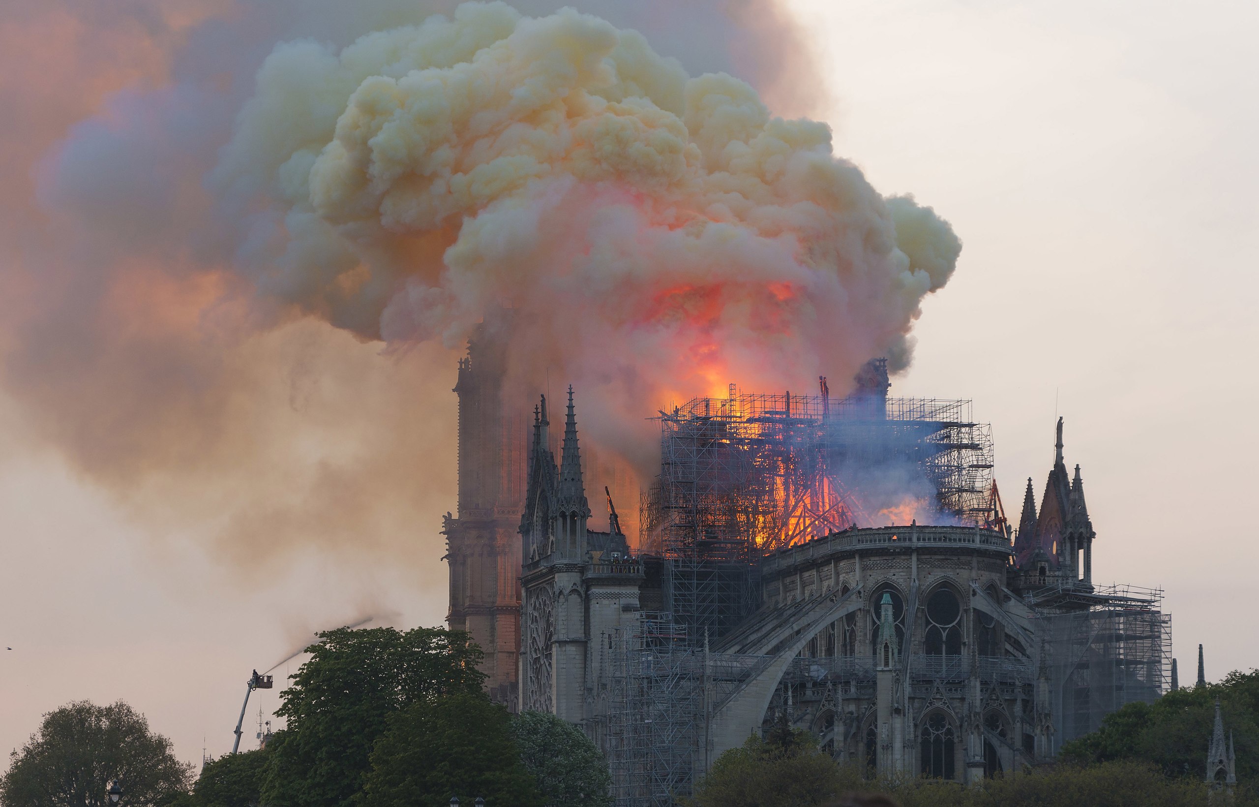 2560px-Notre-Dame_en_feu,_20h06.jpg